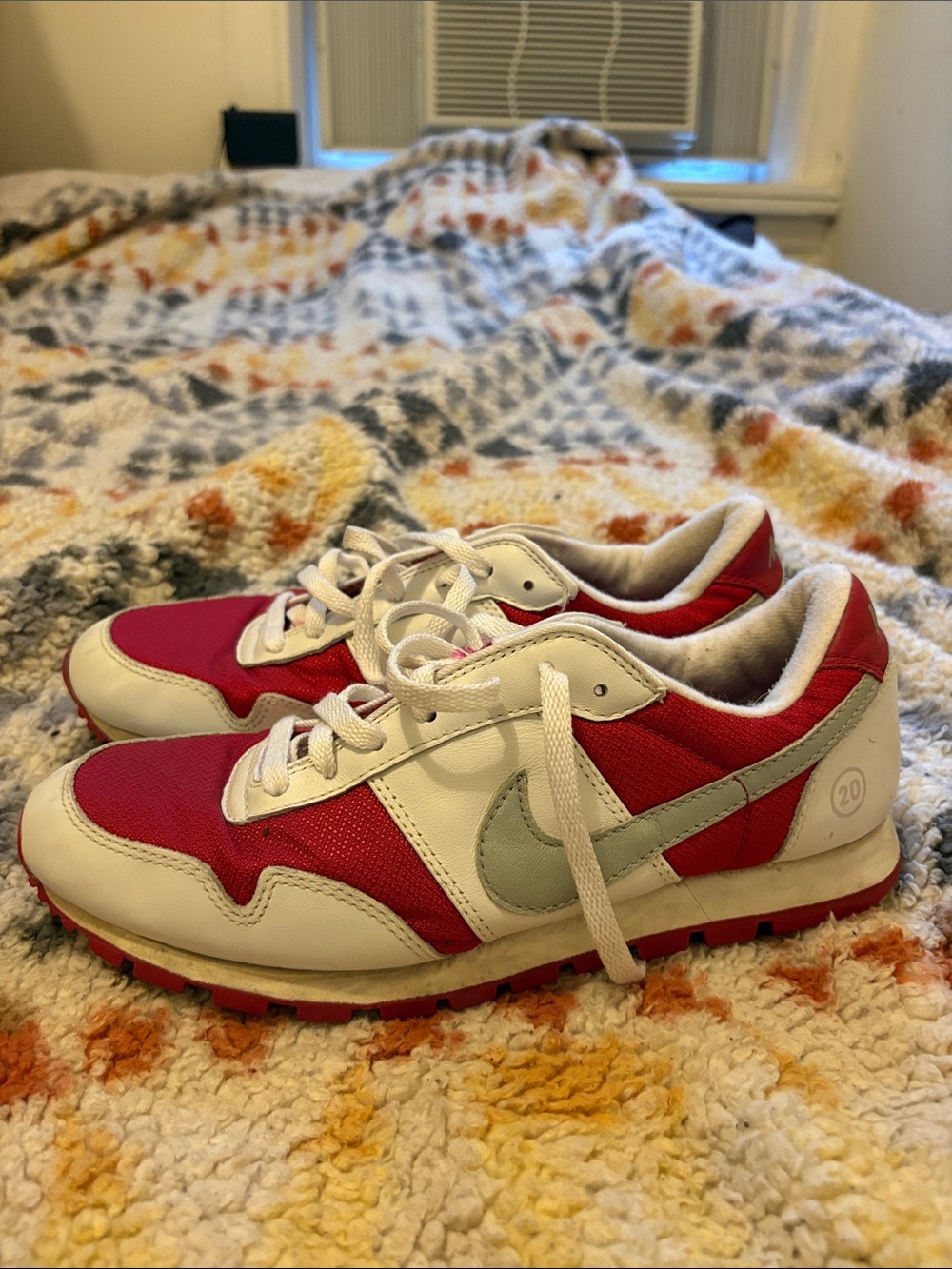 Nike Women’s Red and White Low-Profile Runner Sneakers 9.5 - Picture 2 of 6